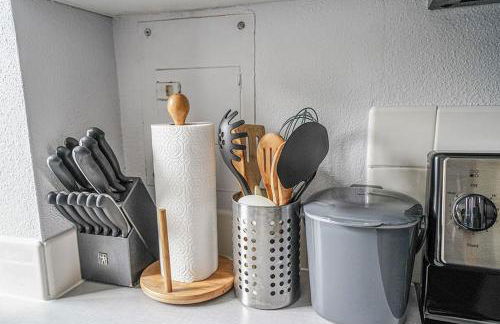 Tranquil 2BR downtown condo, Parking, King bed - Foto 12