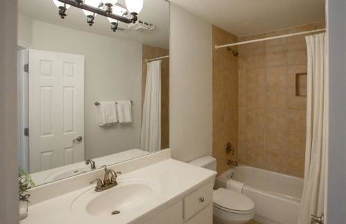 Lakefront 6BR Retreat w Dock & Game Room - Foto 24