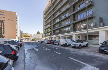 Soft Modern Flat With Pool & Gym by LovelyStay - Photo 58