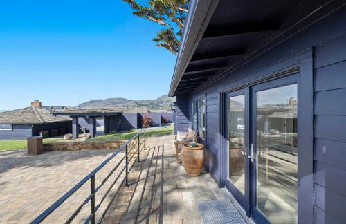 Distinguished Oceanfront Point Estate with Iconic Beach Mountain Vistas - Foto 77