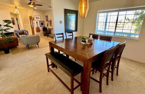 Epic Views, Huge House, Acres of J-Trees to explore, Hot Tub, Pool, AC, and Mini-Golf - Foto 20