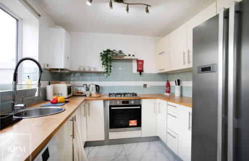 Large 4 Bed House - Long Stays Welcome - Smart TVs in Each Bedroom - Parking - Wifi - Foto 30