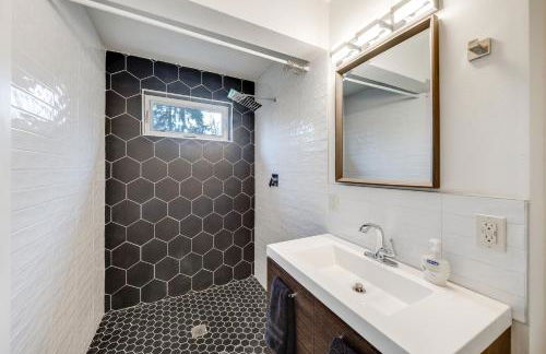 Water Views Whidbey Island Hideaway with Deck - Foto 17