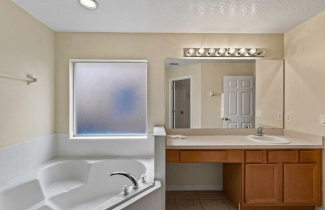 Family Ready In Gated Community Near Attractions 5 Bedroom Villa by RedAwning - Foto 18