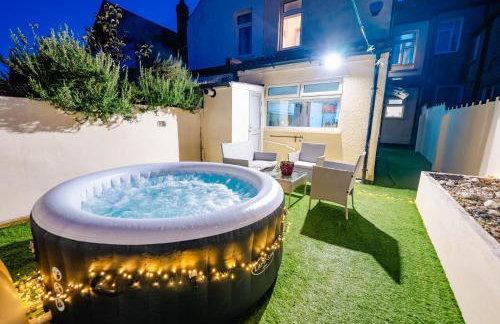 4BR 2Bath Home -Hot Tub, Free Parking & Games Room - Foto 1