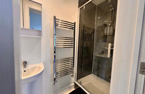 Central 2 Bedroom Apartment with Free Parking Sleeps 8 & Walk to City Centre & Arena - Foto 44