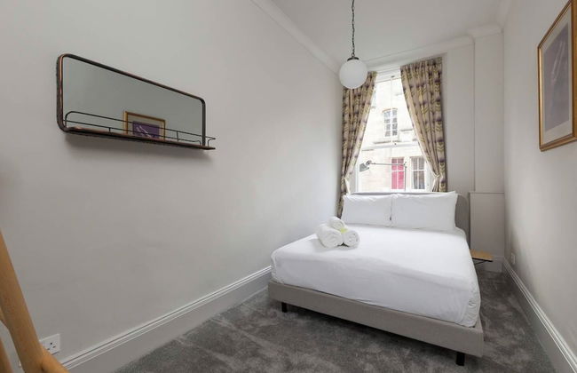 JOIVY Iconic Cockburn Street 4 Bedroom Apartment: Heart of Old Town - Foto 7