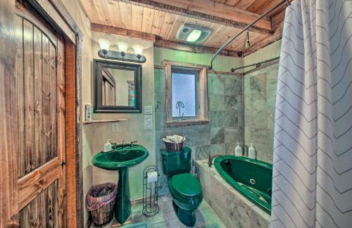 Private Deck and Mtn Views Family Getaway in Eureka - Foto 13