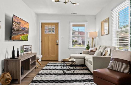 3BR 2BA Derby Home Walk to Churchill Free Parking - Foto 1