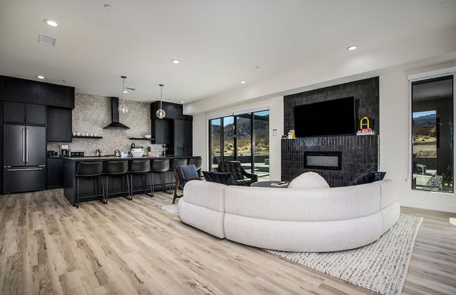 Luxe Modern Escape w Pool Hot Tub Firepit Desert View Lassen by Avantstay - Photo 2