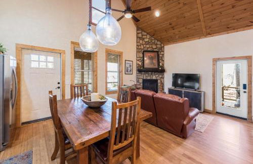 Stone's Throw Bungalow-- Hot Tub, Modern & Updated, Sleeps 2 - Foto 37