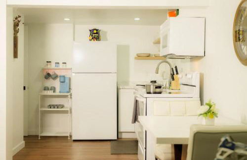 The Minimalist Escape - Modern 1BD in the Heights - Foto 24