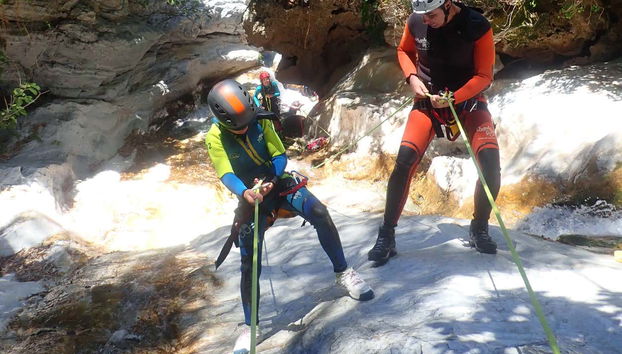 Barranquismo en la Sierra de las Nieves - Foto 3, Sorteando obstáculos