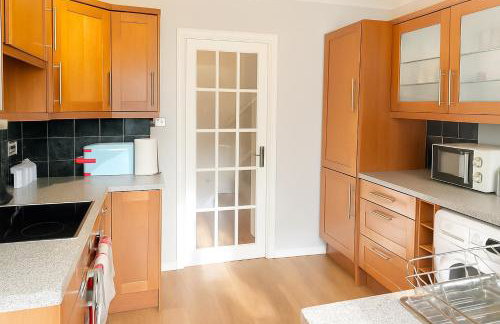 Modern 3 Bedroom Home, Free Parking, Garden, Sleeps 7 - Photo 8