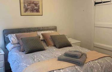 Stunning 2 Bedroom Flat in a Central Location - Photo 12