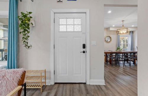 Beautifully Renovated 6BR 2BA 2 Blocks to Beach - Foto 62