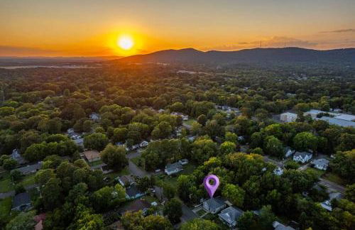 Vineyard Cottage-Pet Friendly & Walk to Oaklawn! - Foto 61