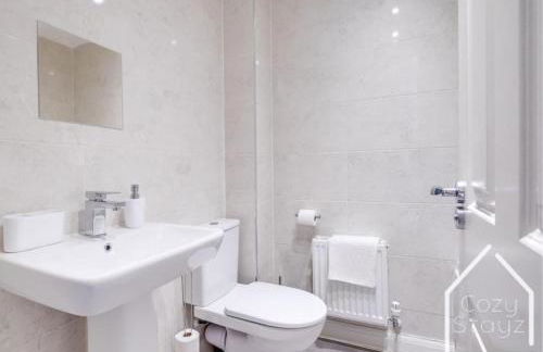 Beautiful 5 Bedroom Home in the City Centre with gated parking - Foto 5