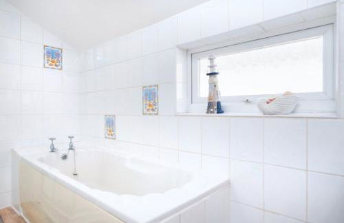 Sunny Seaside Paradise - Sleeps 5 - Photo 34