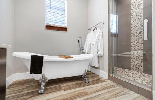 Getaway Near River Walk DT Yard BBQ Pet Games - Foto 34