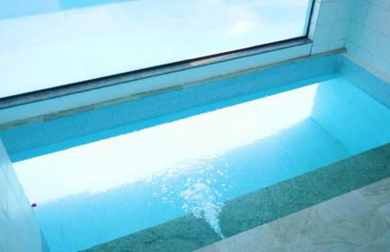 Belíssima Casa com extensa área externa - piscina, sauna, churrasqueira e campo de futebol - com 5 suítes e a 500 metros da Rua das Pedras - Foto 10