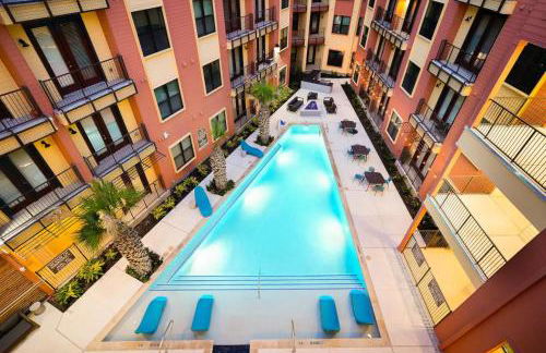 Modern 2BR Retreat- Prkng,Near Rvrwlk & Conv Ctr - Foto 45