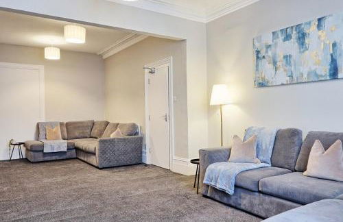 Large 5-Bedroom Home, Perfect for Long Stays & Team Accommodation - Foto 25