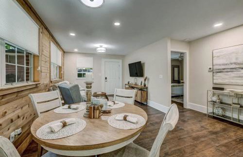 Cozy Riverside Villa - Walkable to Bars & Restaurants - Foto 10