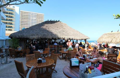 Oceanview on SAND located in Ocean Manor Resort Fort Lauderdale Beach 2 bed 2 bath spacious corner unit partial ocean view - Foto 18