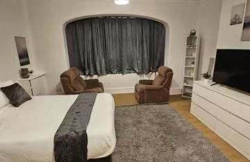 Spacious Two Bedroom Flat with Dedicated Workspace in Worsley - Foto 1