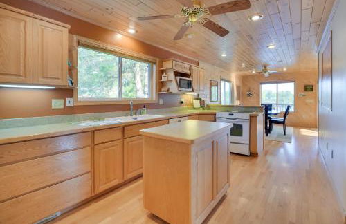 Lakefront Birchwood House with Deck and Fire Pit! - Foto 10