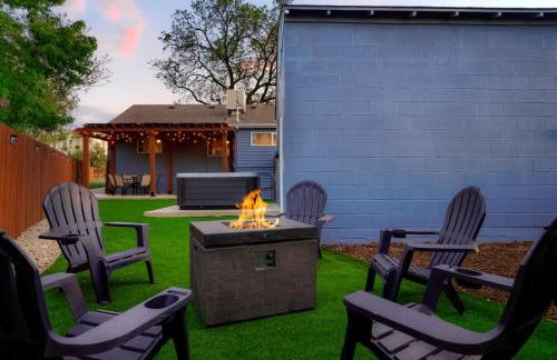 One of a Kind Home with HOT TUB Pool Table and Fire Pit 4 Miles to DT - Foto 14