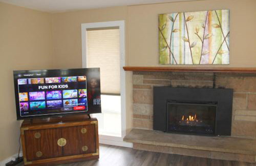 Bright 3 bedroom home with full kitchen, fenced backyard, sports court and free parking - Foto 6