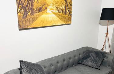 Luxury 2-Bed Apartment,Office with Built-In TV King Bed, Private Entrance and free Parking - Foto 15