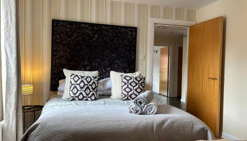 Large 2 bedroom 2 bathroom x6 person city center apartment with free underground parking - Foto 3