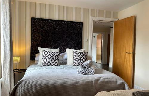 Large 2 bedroom 2 bathroom x6 person city center apartment with free underground parking - Foto 3