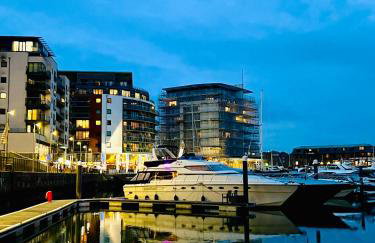SUPERYACHT ON TOWN QUAY MARINA, SOUTHAMPTON - Very close to city centre and cruise terminals - free parking included - Foto 2