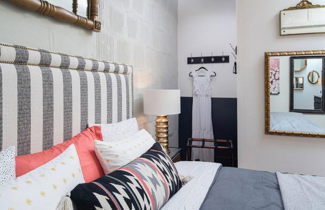 High-design Loft on Historic Alley Park Free - Photo 9