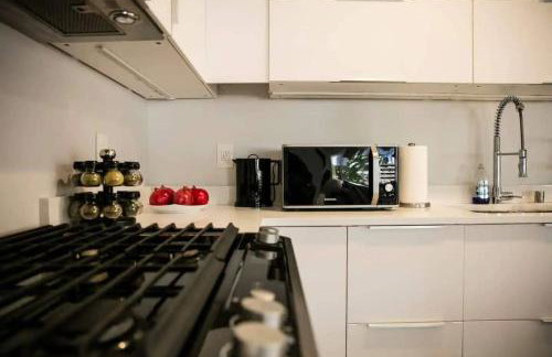 Bright 2-BR Home Near LAX with Shared Yard - SH2-LAD - Foto 10