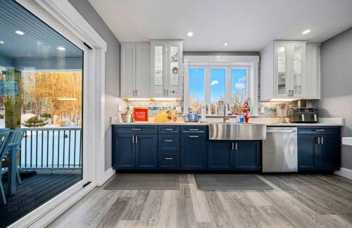 New Sunday River Ski Retreat with Hot Tub Spa - FirePit Sleeps 16 - Foto 71