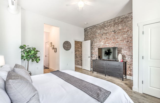 Delightfully Redesigned Home - JZ Vacation Rentals - Photo 10