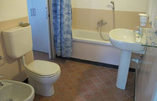 Stunning medieval setting surrounded by mountains - Photo 11