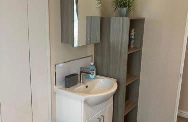 2 Bed Lodge Style Caravan with Hot Tub & Private Garden at Patrington Haven Leisure Park - Foto 14