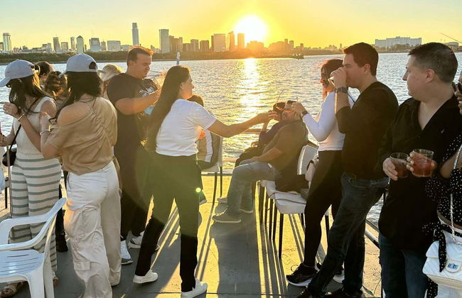 Paseo en barco al atardecer por el Río de la Plata - Foto 1