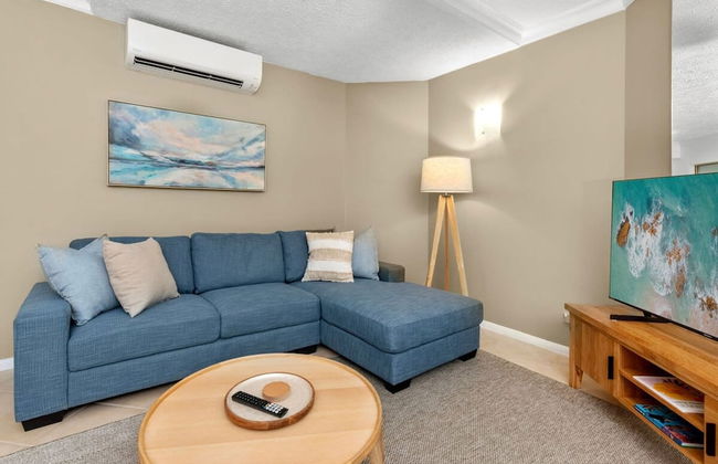 Reef Apartment Cairns - 4 Pools Resort BBQ - Photo 12