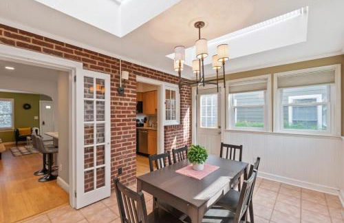 Beautiful 3BR 2BA Colonial House by CozySuites - Foto 27