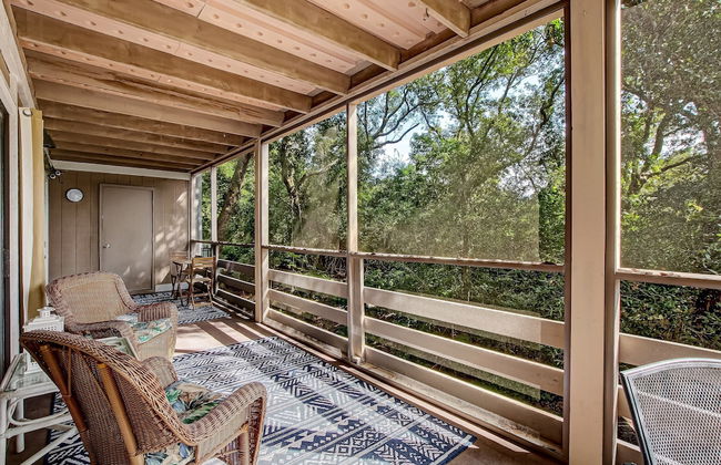 Secluded Condo with Peaceful Wooded Views and Easy Access to the Beach by RedAwning - Foto 43