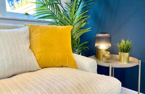 Amazing NEW Large 2 bedroom House - 5 Minutes to the nearest Beach! - Great Location - Garden - Parking - Fast WiFi - Smart TV - Newly decorated - sleeps up to 5! Close to Poole & Bournemouth & Sandbanks - Foto 16