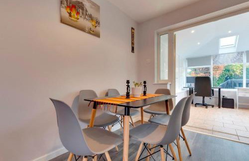 Pass the Keys Spacious and modern house with Free Parking - Photo 21