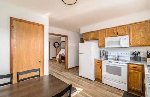 Cozy 2BR Condo w Private Patio - Vintage Charm - Foto 12